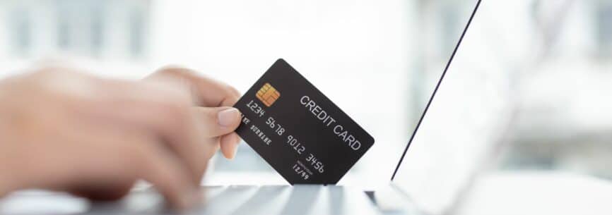 Jemand bestellt online und fällt auf einen Fake-Shop rein